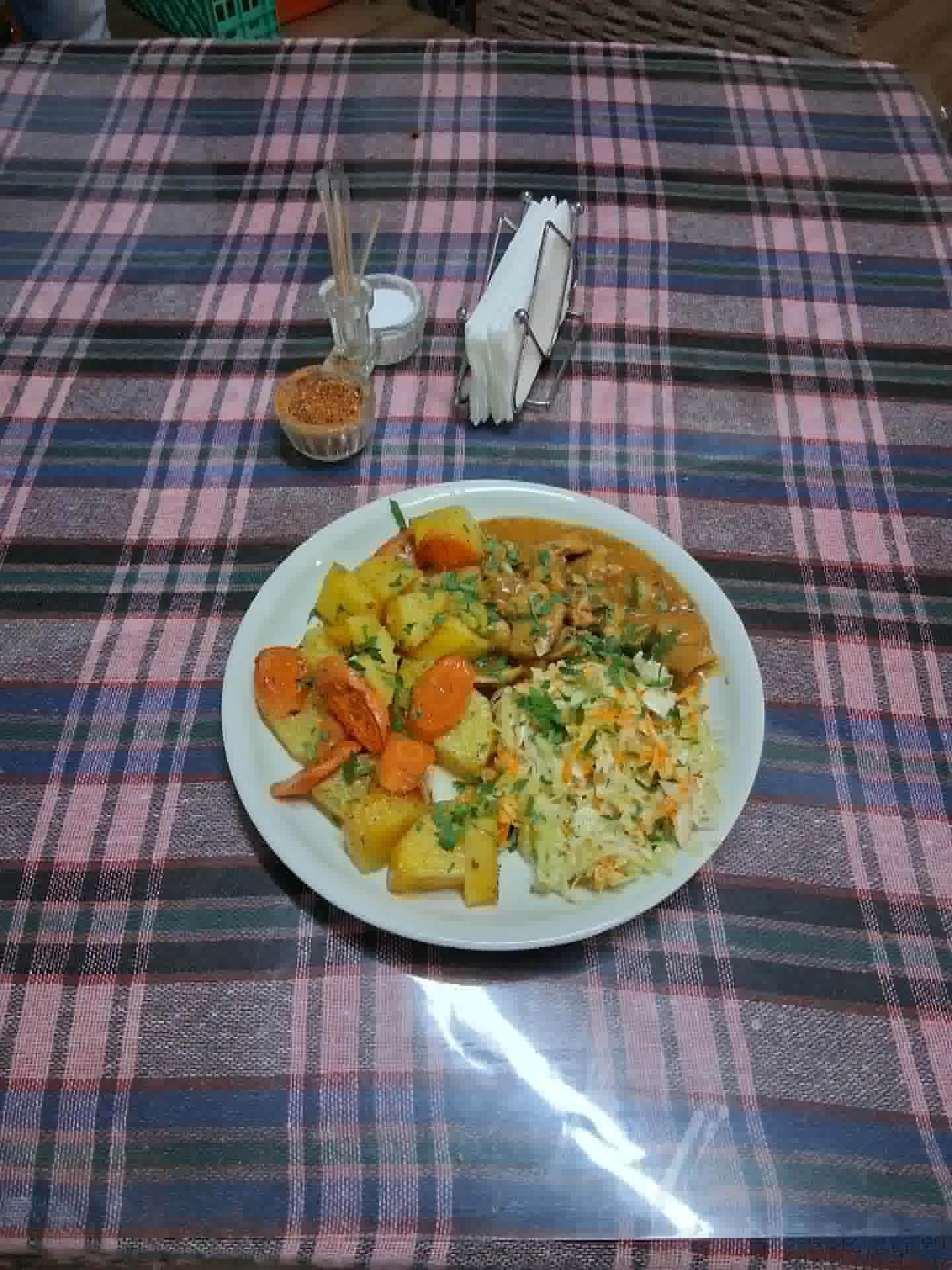 Ориз со зеленчук и сос