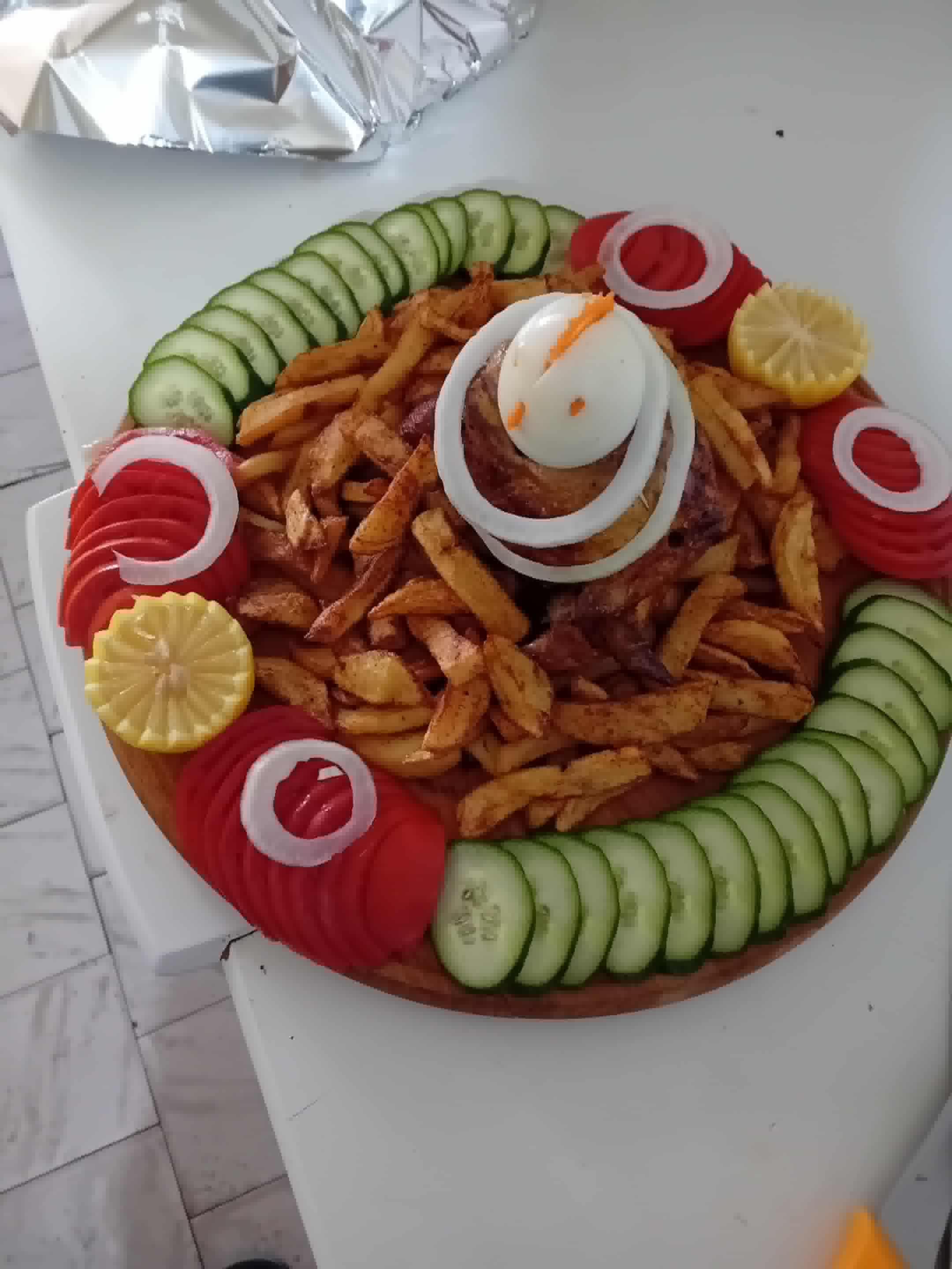 Пржени компири со месо и зеленчук