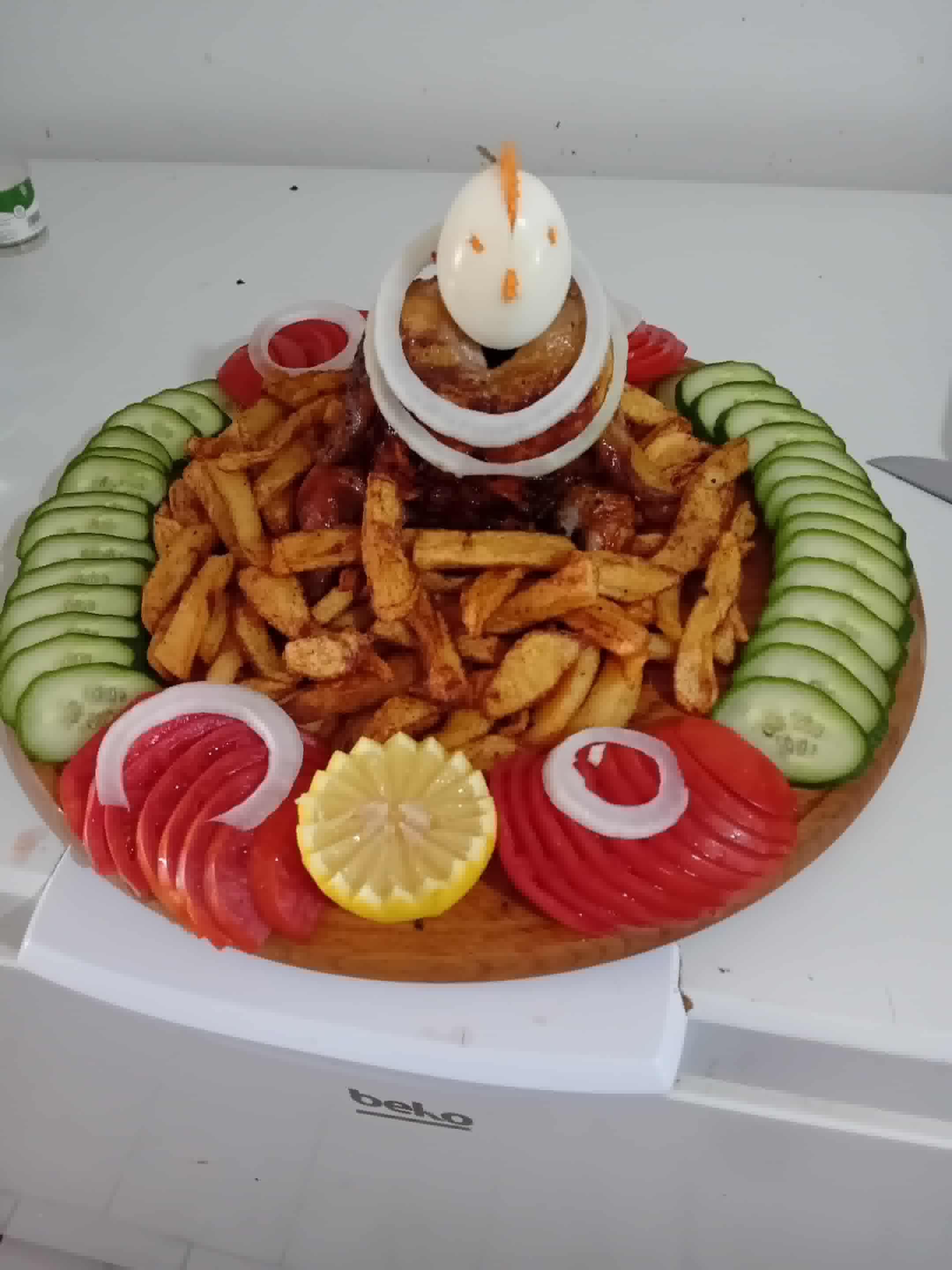 Традиционално месо со компири и јајце