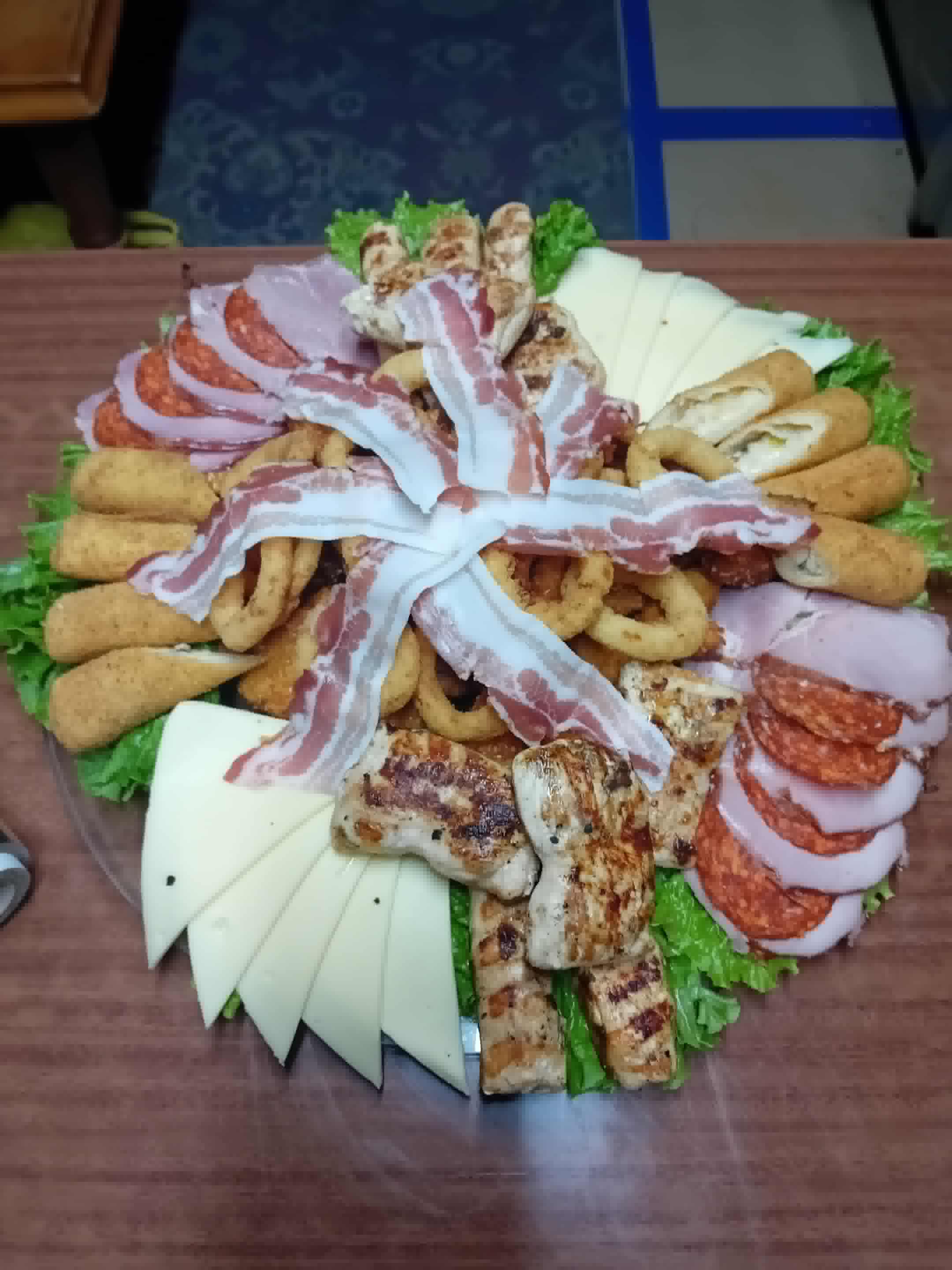 Традиционално мезе плата со различни специјалитети