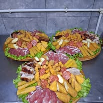 Печено пилешко и салама плати